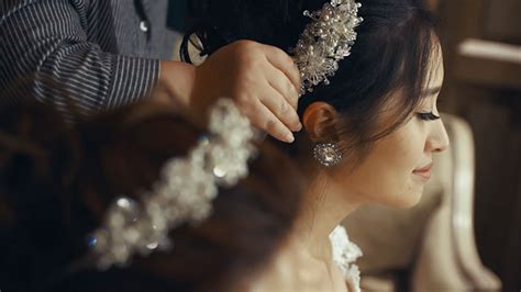 Brides Dad Refuses To Walk Her Down The Aisle At Her Same Sex Wedding So Her Boss Walks Her