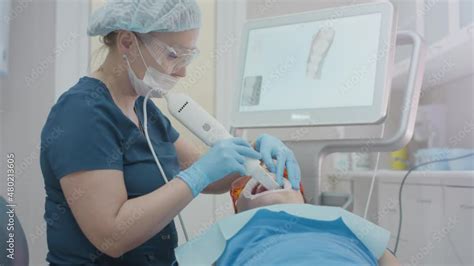 Stockvideo Doctor Scans The Patient S Teeth In The Clinic The Dentist