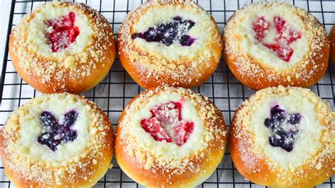 Пуховые ВАТРУШКИ с ЯГОДАМИ и хрустящим ШТРЕЙЗЕЛЕМ - YouTube