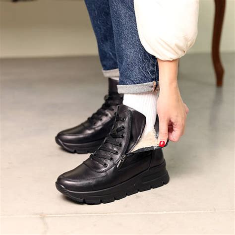 Женские кожаные зимние кроссовки черного цвета на шнуровке и с молниями ...