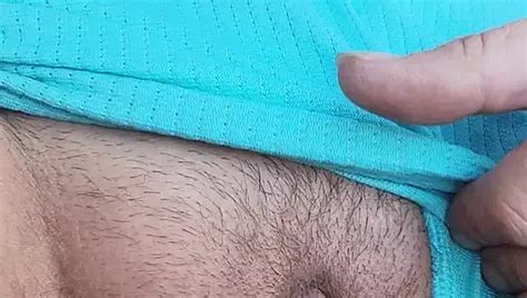 Amerikanische milf milf squirtet draußen in ihrem muskelauto mit einem großen dildo bevor