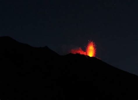 Fuochi D Artificio A Stromboli Esplosioni Dal Cratere Del Vulcano