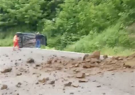 Frana Sulla Strada Tra Grantola E Cunardo Auto Fuori Strada