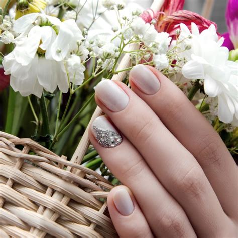 Nuanțele de bej nude sunt atât de diafane și subtile încât pot fi purtate oricând primăvară se