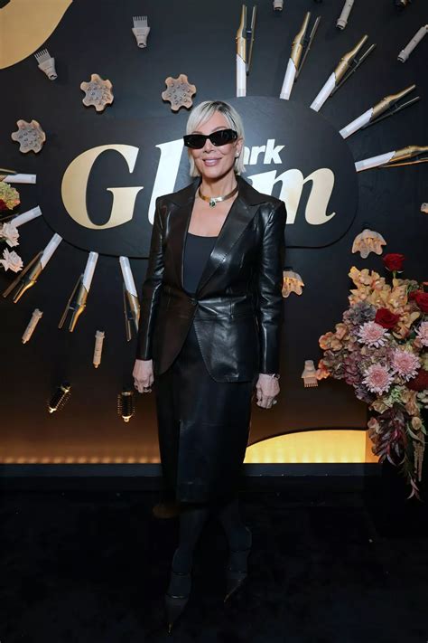 Kris Jenner S Dramatic Platinum Blonde Hair Transformation Has Fans Going Wild Irish Star