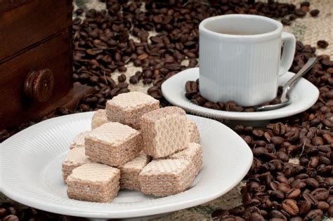 Galletas De La Oblea Y Granos De Caf Foto De Archivo Imagen De Habas