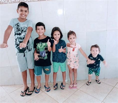 Un couple gay adopte frères et sœurs abandonnés par leur mère biologique L amour est un