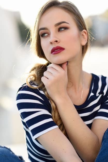 Blanc Femme Blonde Fond Heureux Photo Gratuite