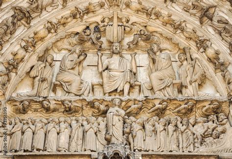 Tímpano del Juicio Final gótico europeo catedral de Chartres Francia