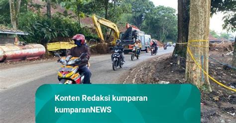 Suasana Lalu Lintas Di Lokasi Longsor Cianjur Sudah Bisa Dilalui Kedua