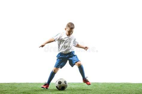 Muchacho Joven Con El Balón De Fútbol Aislado En Blanco Futbolista