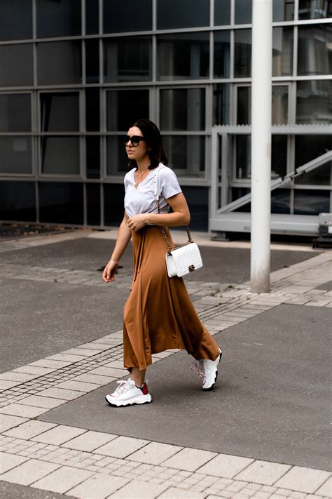 Der Chunky Sneakers Trend: Mein Sommer Outfit mit Midirock und Basic