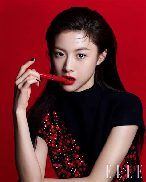 시크함으로 물든 배우 고윤정 엘르코리아 Elle Korea Beyond Beauty Beauty Products