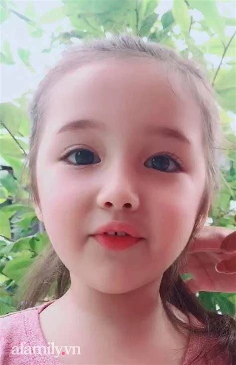 Bé gái mang hai dòng máu Việt Mỹ nổi tiếng vì vẻ ngoài y hệt hot girl Xoài Non còn giống