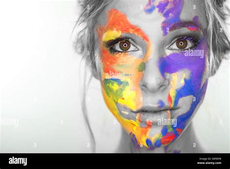Retrato De Una Mujer Con Pintura Multicolor En Su Rostro Fotografía De