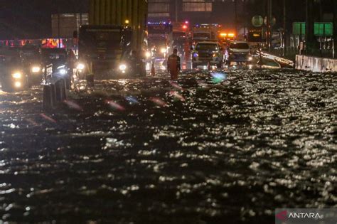 Banjir Di Tol Pondok Aren Serpong Antara News