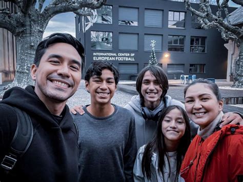 10 Potret Keluarga Kecil Artis Manado Yang Banyak Disukai