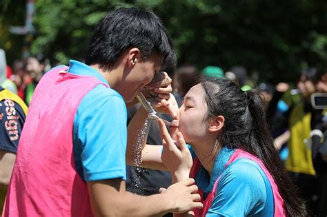 Dàn hot girl bóng chuyền trổ tài Thanh Thúy làm họa sĩ quẩy cực sung xả hơi vui vẻ