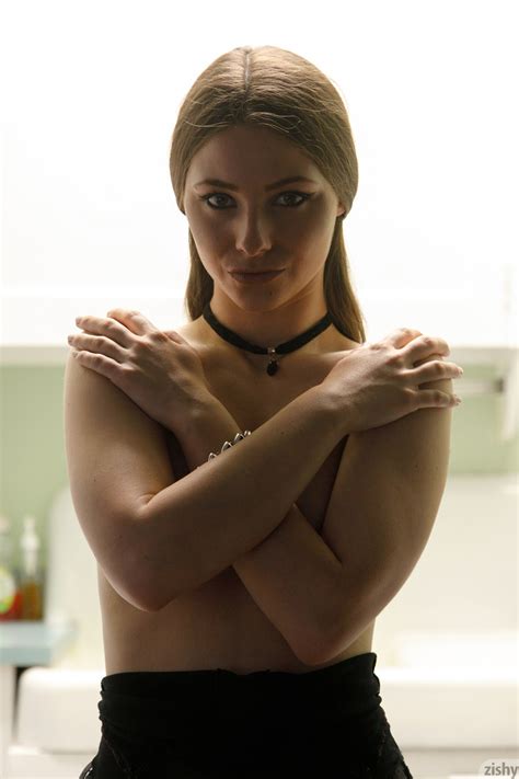 Lovely Amateur Babe Clara Mabee Shows Her Curves As She Strips Naked Nakedpics