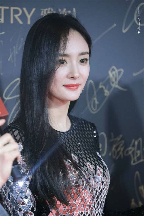 Chỉ bằng 1 khoảnh khắc tạo dáng thần thánh Dương Mịch bỗng hot rần rần trên MXH xứ Trung