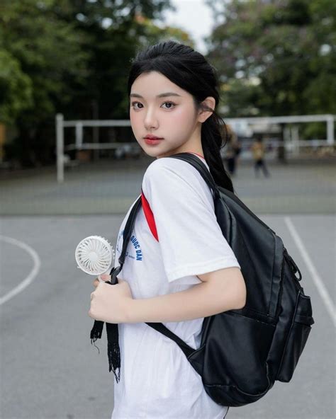 Hot girl ăn thùng uống vại khoe ảnh thanh xuân vườn trường cực nét