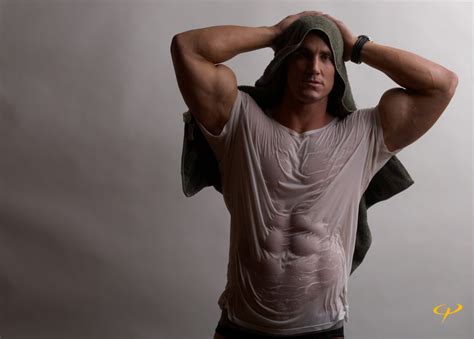 Накаченные парни в футболках - 84 фото