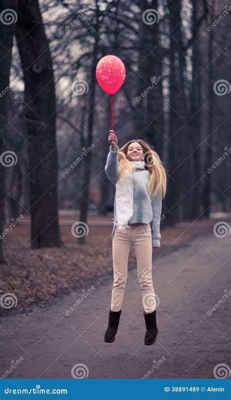 Les Poses Sensuelles De Blonde Et Saute Gaiement Image stock Image du créateur saison