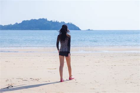 Piękny Ciała Schudnięcie Młoda Kobieta Relaksuje Na Plaży W Bikini Zdjęcie Stock Obraz