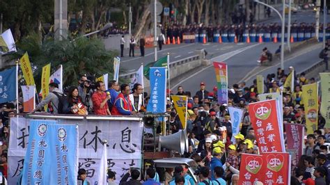 反勞基法遊行 青年學生攜手參與 12月23日反勞基法修惡大遊行於民進黨黨部舉行，學生及青年組成青年大隊表達抗議。 By 中正e報 中正e報 Medium