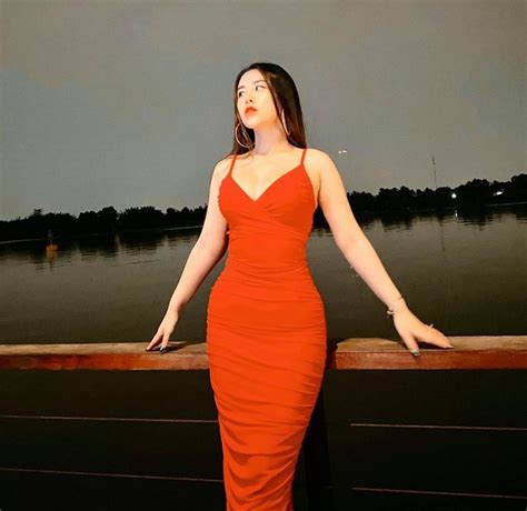 cô giáo hot trên mạng xã hội Việt bị đàm tiếu vì chăm mặc đồ khoe đường cong