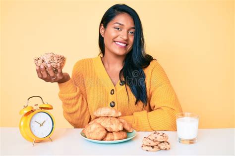 Bella Joven Latina De Pelo Largo Sentada En La Mesa Desayunando Con Aspecto Positivo Y Feliz De