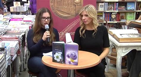 Сара Джио в «Библио-Глобусе». Презентация книги «Фиалки в марте» - YouTube