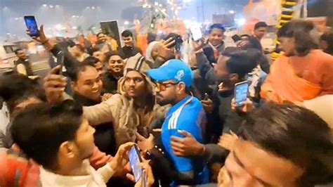 Virat Kohli's doppelganger gets mobbed by devotees in Ayodhya | WATCH ...