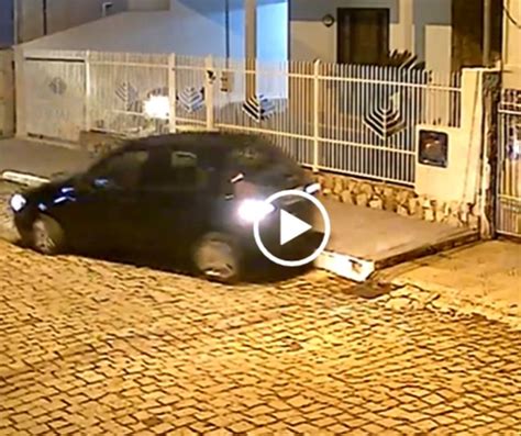 V Deo Motorista Perde O Controle Invade Casa E Bate Em Carro