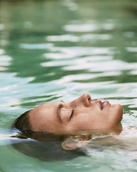 Mỹ nhân áo tắm Hannah Ferguson bán nude tôn body tạc tượng Titanic