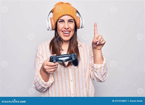 Joven Y Hermosa Juerga De Brunette Mujer Jugando Videojuegos Usando Joystick Y Auriculares