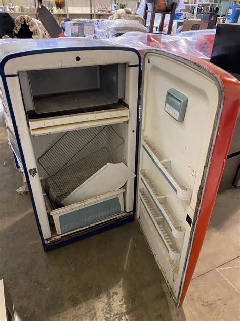 VINTAGE MOLSON CANADIAN BEER FRIDGE *NOT WORKING* - Able Auctions