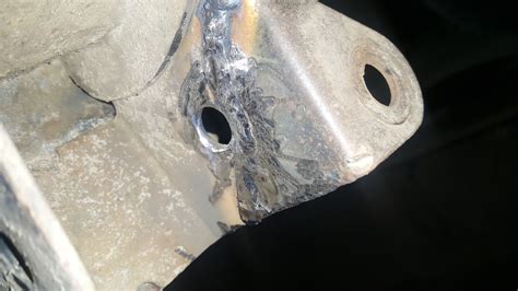 Как говорят: На ухо медведь наступил? . Сломанное ухо крепления ...