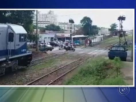 G1 Ônibus colide trem em passagem de nível em Lençóis Paulista