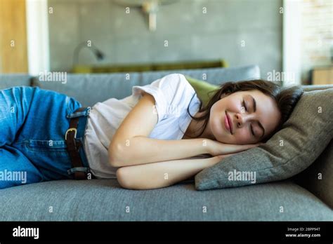 Jeune Fille Blonde Relaxante Banque D Image Et Photos Alamy