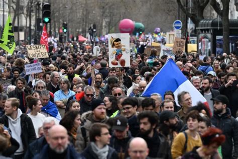 3 5 milhões ocupam as ruas da França contra ataque de Macron à Previdência