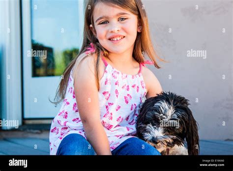 Jolie Fille Blonde Et Son Chien Banque De Photographies Et Dimages Haute R Solution Alamy