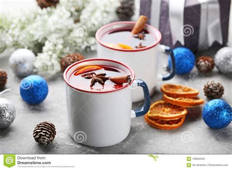 Vino Reflexionado Sobre En Tazas Foto De Archivo Imagen De Delicioso