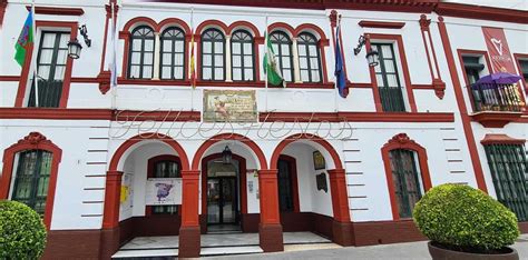 La Bandera Del Pueblo Gitano Ondea En La Fachada Del Ayuntamiento Con