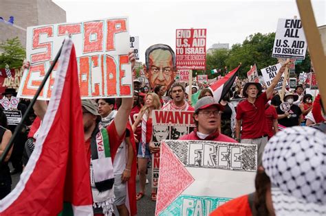 Policía EEUU usa gas pimienta contra manifestantes en protesta contra