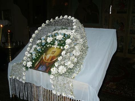 Pin by Наталья Жарская on храмовая флористика | Church flowers, Church ...