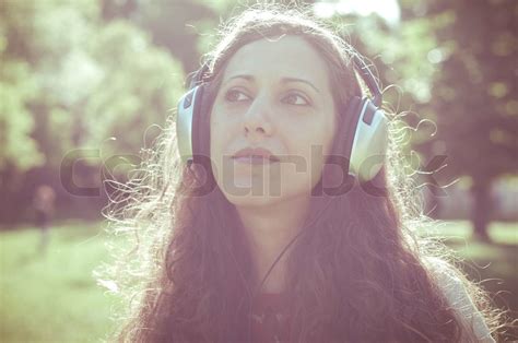 Vintage Hipster Stlige Kvinde Med Hovedtelefoner I Parken Stock Foto