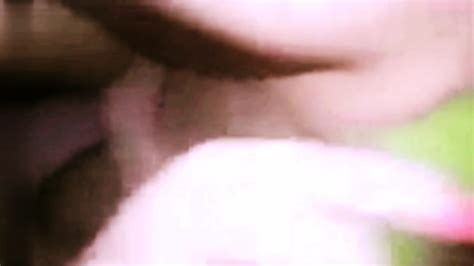 DESESPERADA POR CARENCIA DE UNA VERGA SE FROTA EN SU VAGINA Y LUBRICA