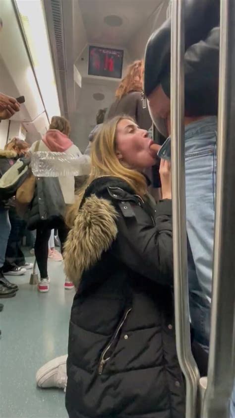Flagrant Amateur Blonde Paying Blowjob Inside The Subway Cnn Amador