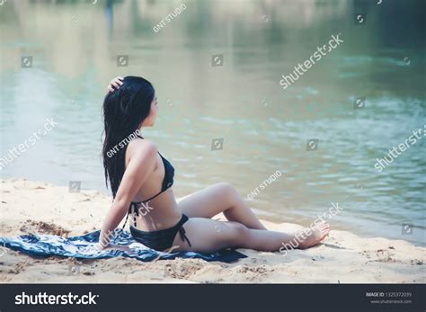 Sexy Bikini Girl Black Swimsuit On 스톡 사진 1325372039 Shutterstock